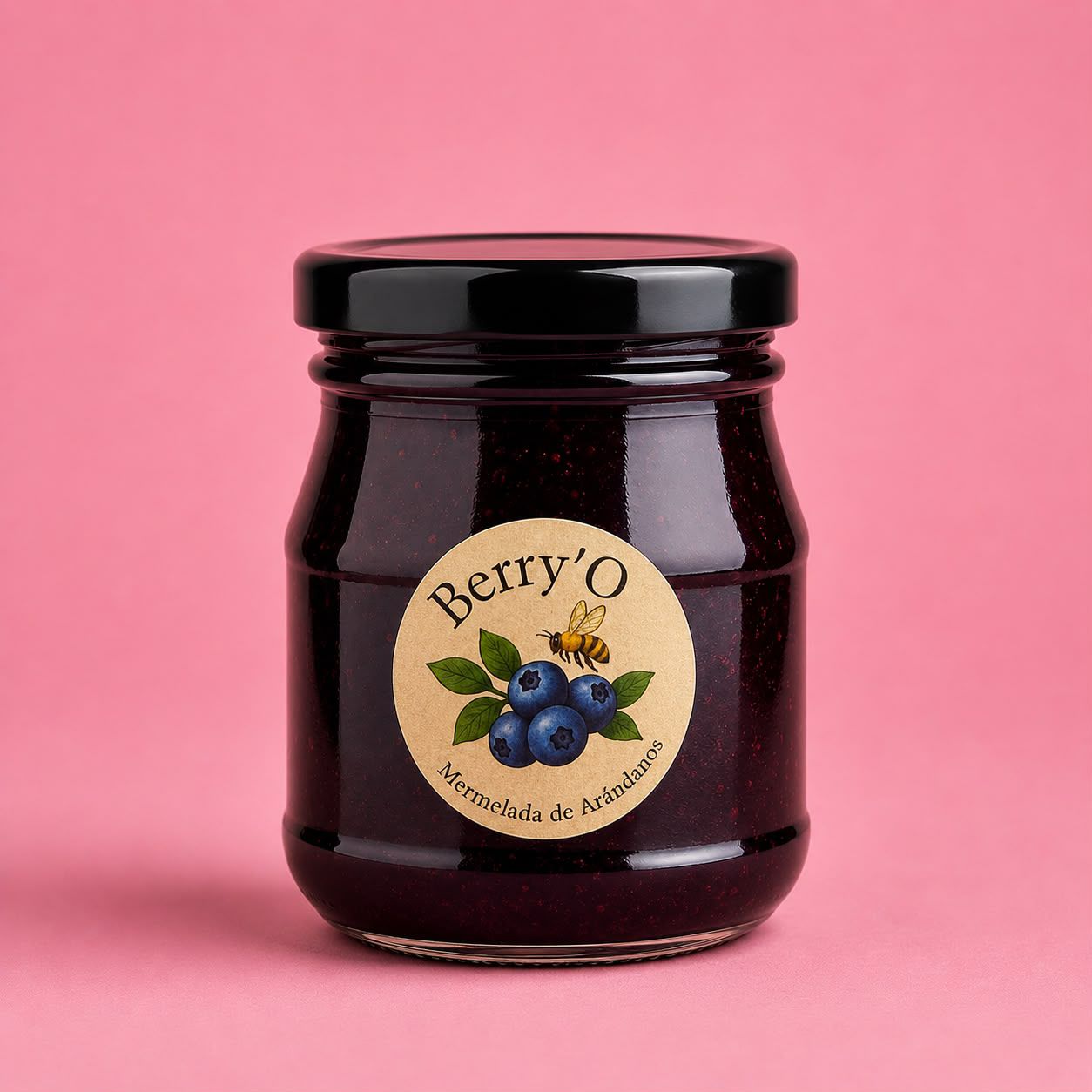 Un frasco de mermelada de arándanos organicos sobre un fondo rosado.